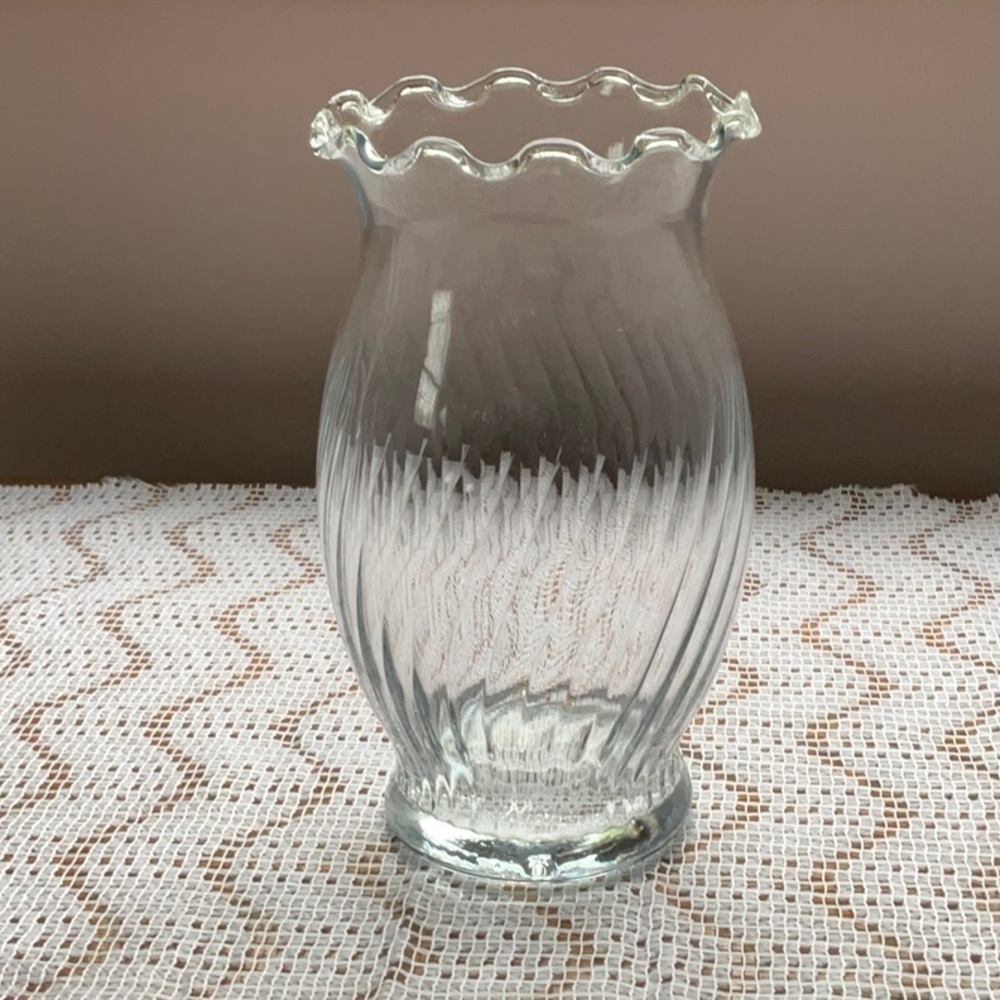 Ruffled Edge Clear Glass Flower Vase With Swirl Design Vintage